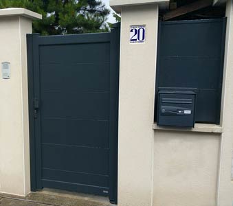 Portillon aluminium grandes lames, clôture et boîtes aux lettres encastrée lettres - 95