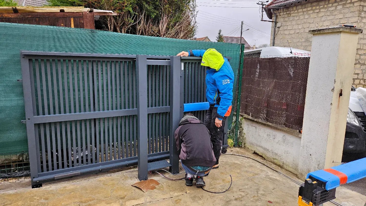Installation d'un portail sectionnel par A2P Tuquet à Presles dans le Val-d'Oise