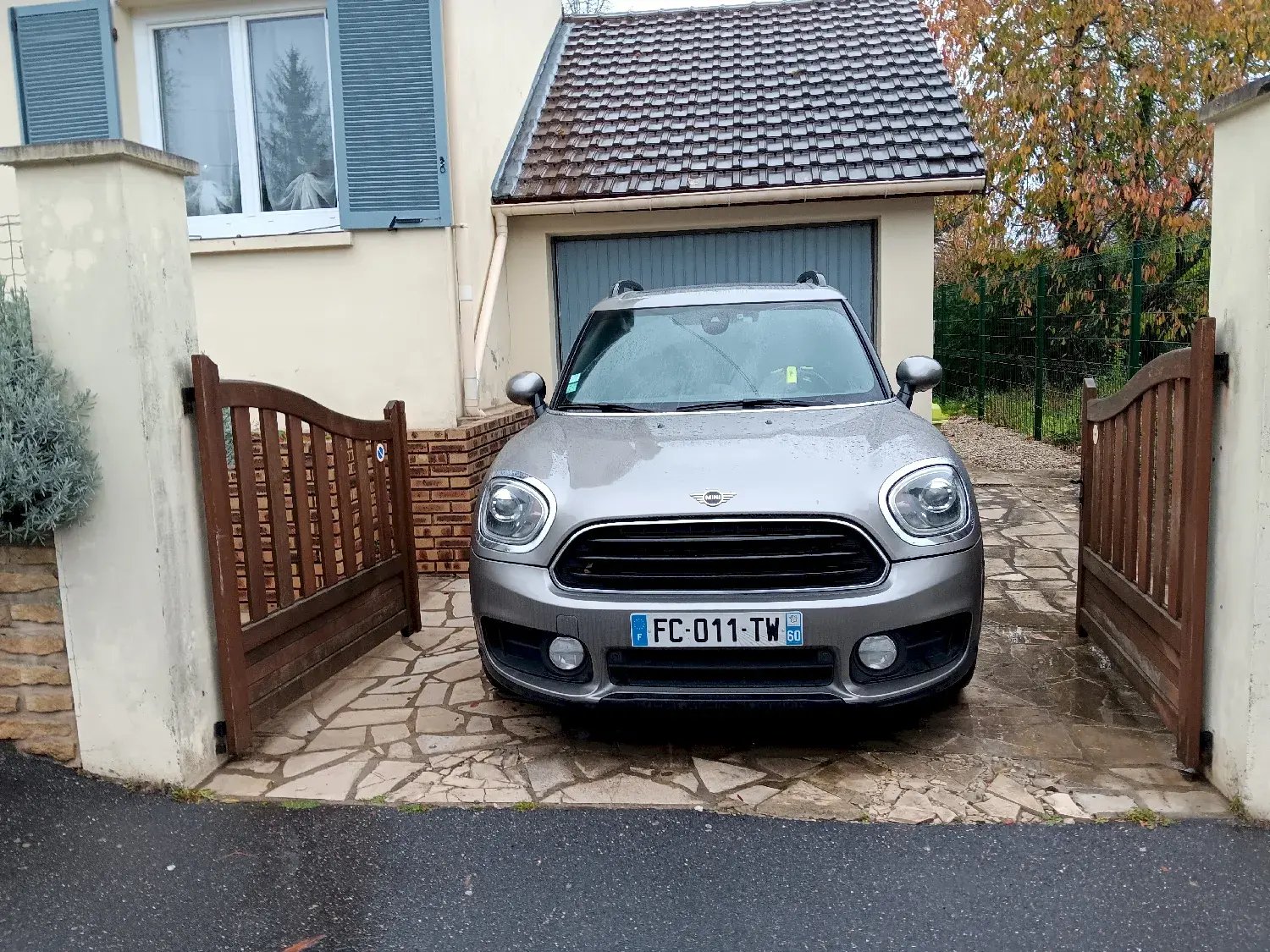 Avant travaux le portail ne peut se fermer avec voiture stationnée