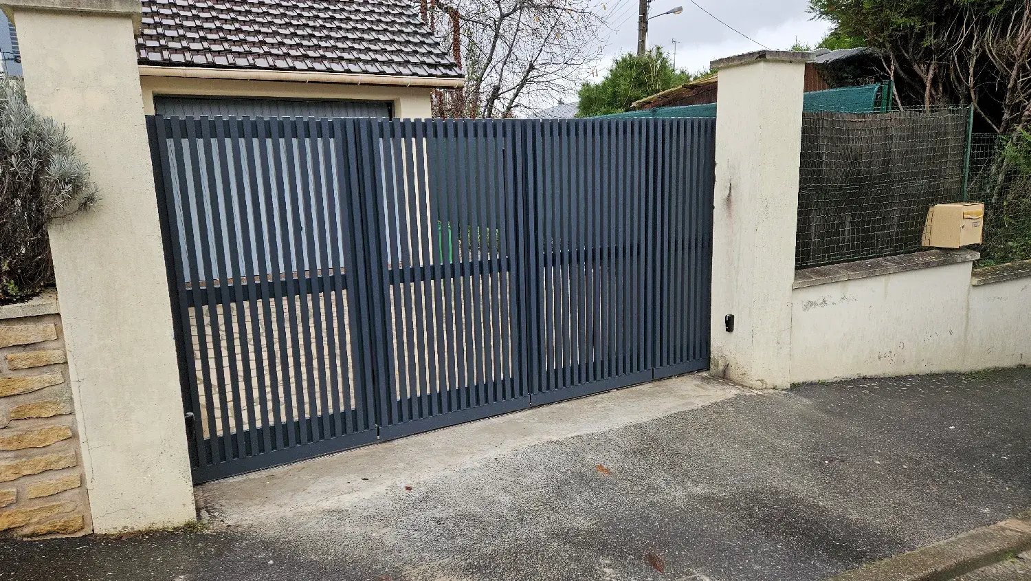Portail sectionnel motorisé modèle Ganit gris anthracite à Presles 95