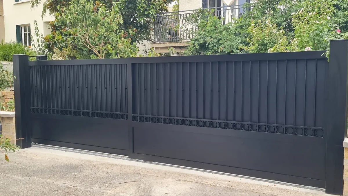 Portail telescopique aluminium noir style traditionnel installe par a2p tuquet a bois colombes resultat